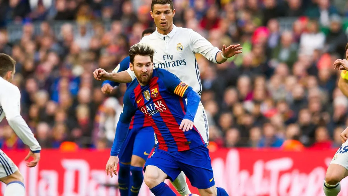 Cristiano Ronaldo i Lionel Messi wymieniający uściski dłoni przed meczem