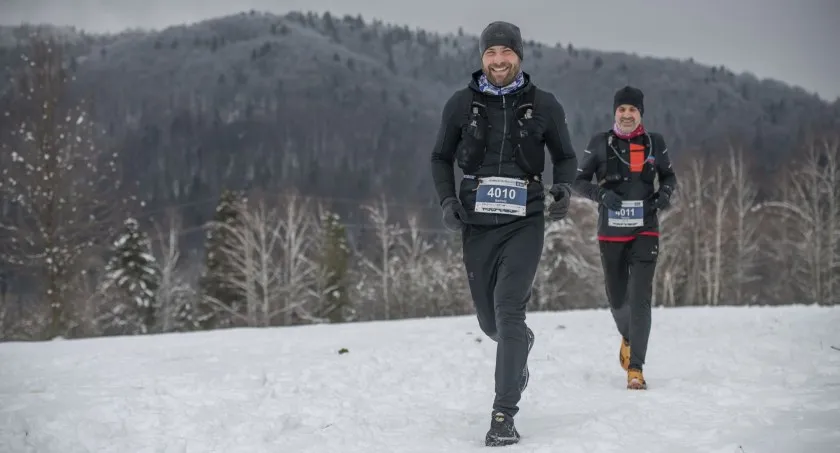 biegacz g&oacute;rski w pięknej scenerii