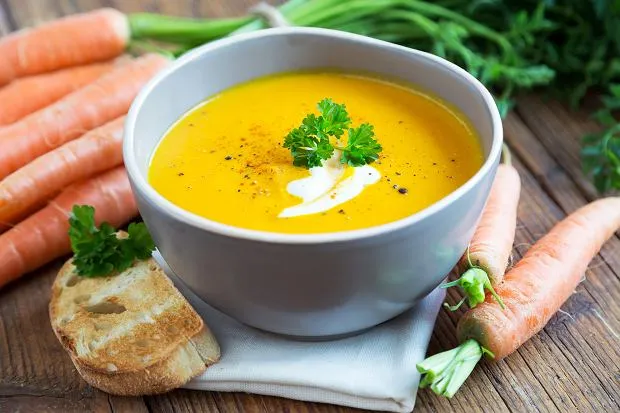 Zupa marchewkowa z różnymi dodatkami