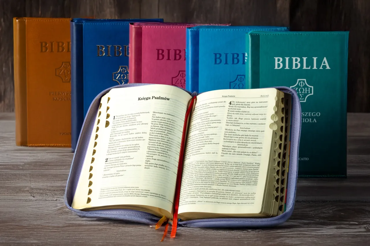 r&oacute;żne przekłady biblii polskie