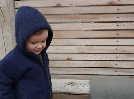 dziecko ubrane na cebulkę spacer