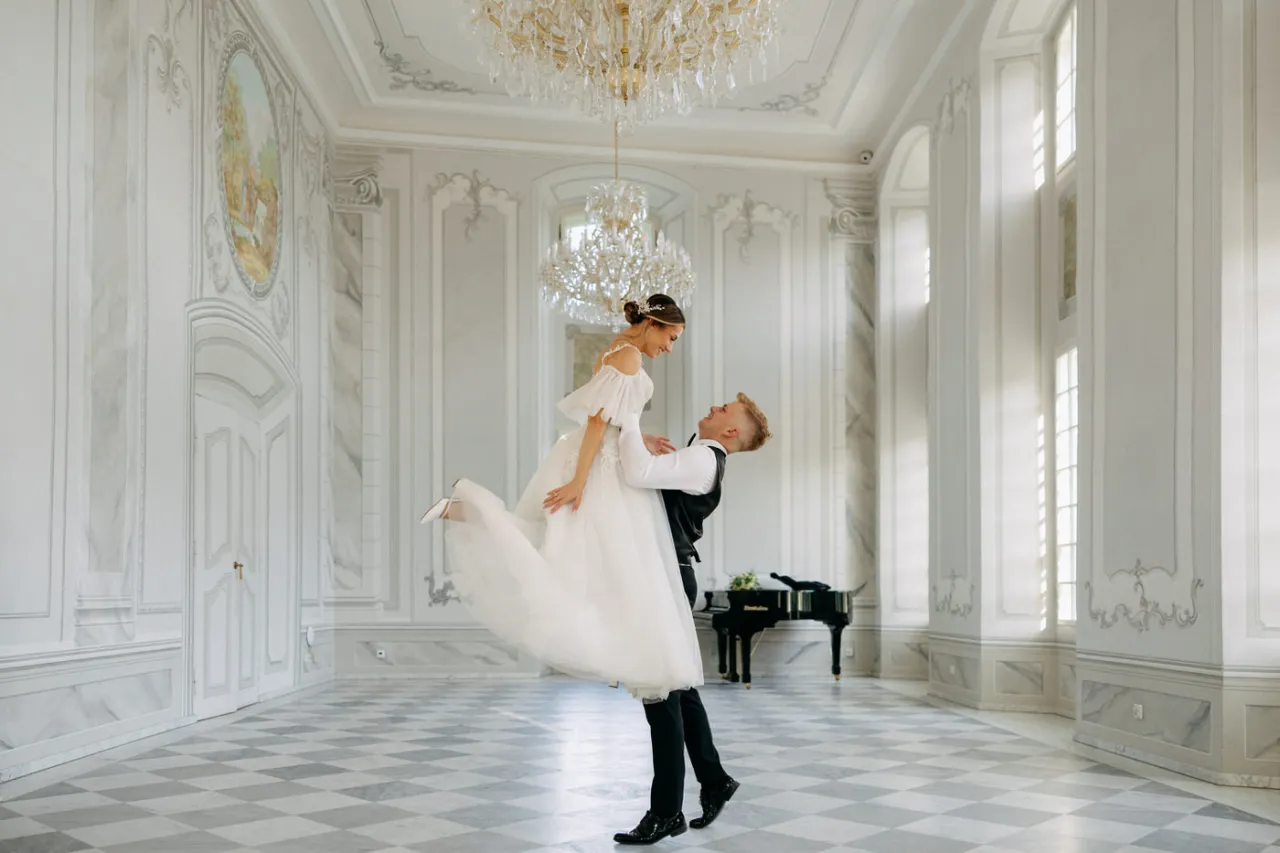 para młoda wychodząca z luksusowego pałacu ślubów