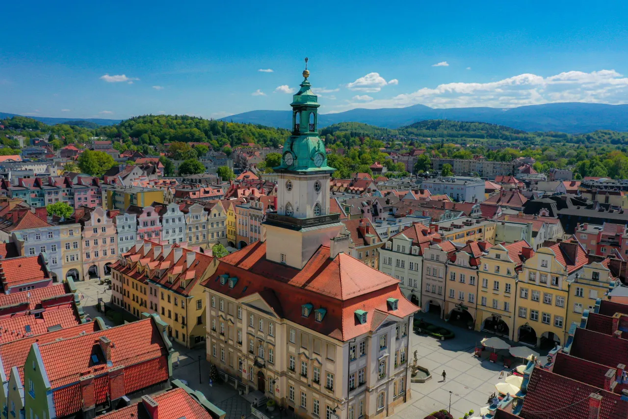 Jelenia G&oacute;ra panorama miasto Karkonosze