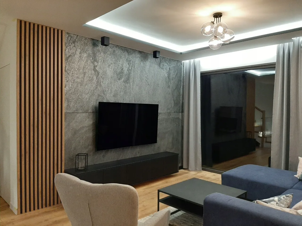 Ściana z lamelami lub betonem architektonicznym