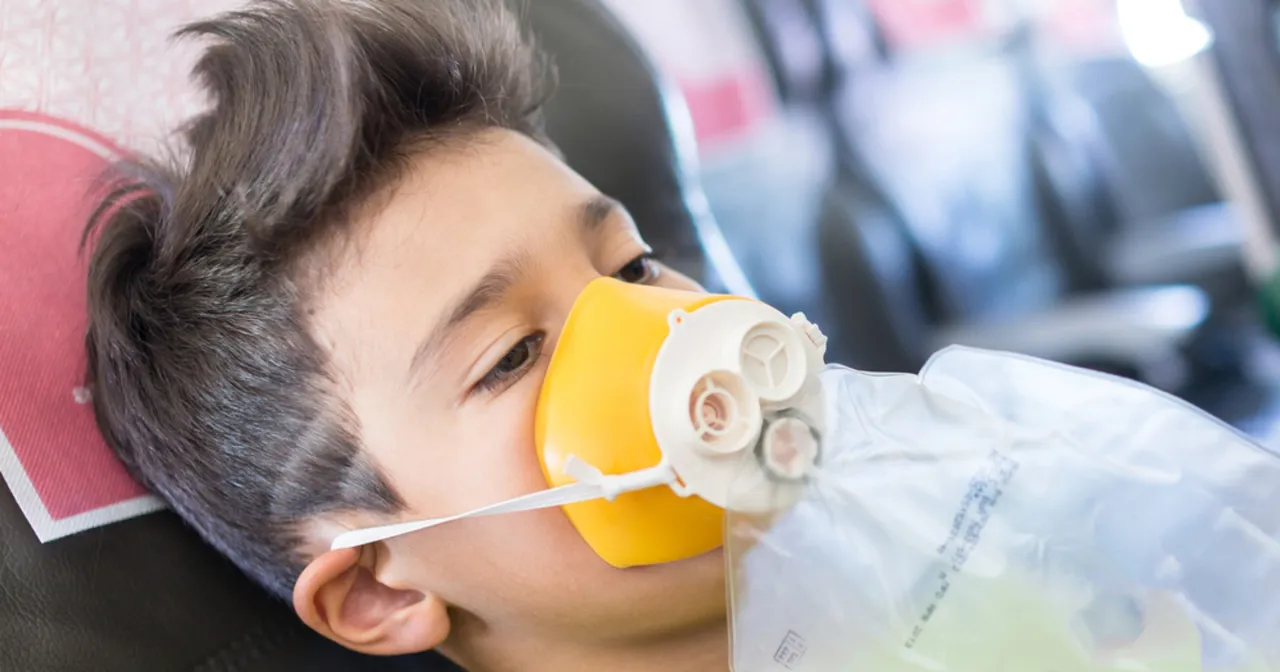 osoba zakładająca maskę tlenową najpierw sobie w samolocie