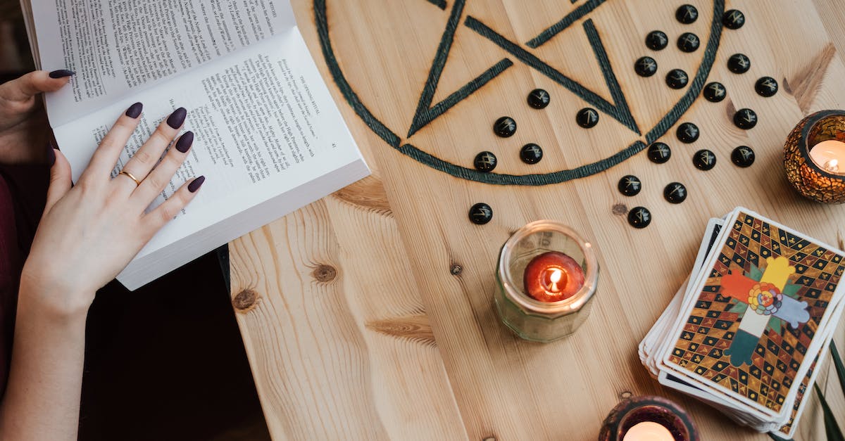Dwójka monet tarot - co oznacza karta 2 denarów w rozkładzie i jej wymowa
