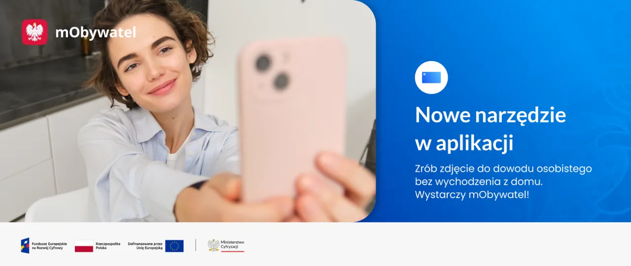 Kobieta robi selfie telefonem. Aplikacja mObywatel pozwala szybko i łatwo zrobić zdjęcie do dowodu osobistego bez wychodzenia z domu.