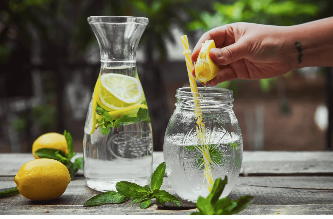 szklanka wody z cytryną, nawodnienie cery