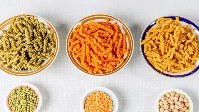 Verschiedene Nudelsorten nebeneinander: Vollkorn, Linsen, Kichererbsen, Hartweizen
