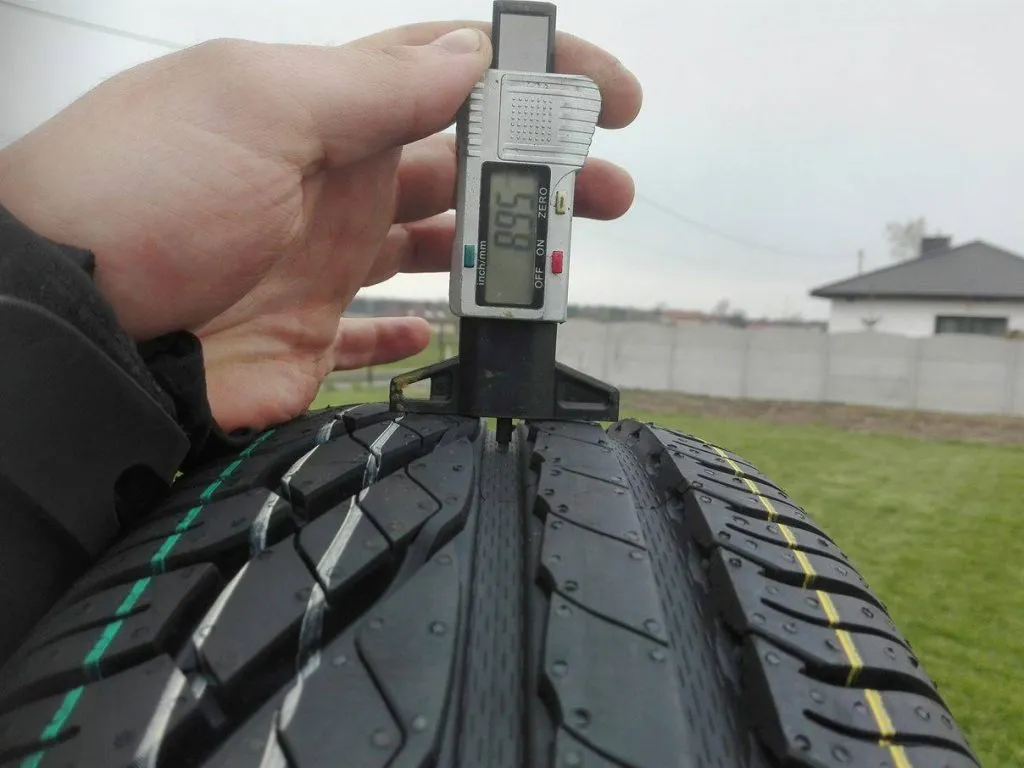 Jak zmierzyć bieżnik opony miernikiem