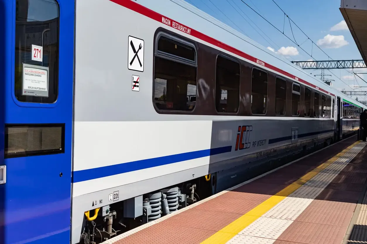 Wagon restauracyjny PKP Intercity na peronie. Idealny wagon na podr&oacute;ż intercity, by zjeść posiłek.