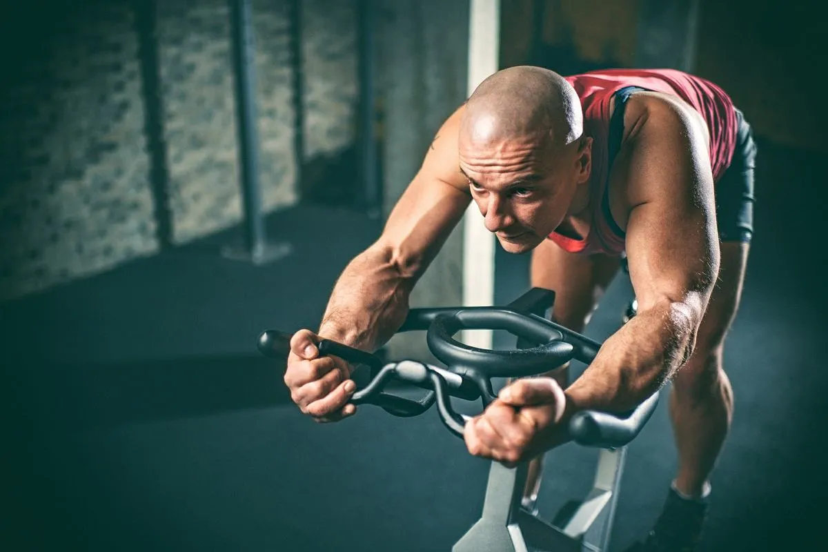 Osoba ćwicząca intensywnie w domu, kr&oacute;tki trening, HIIT