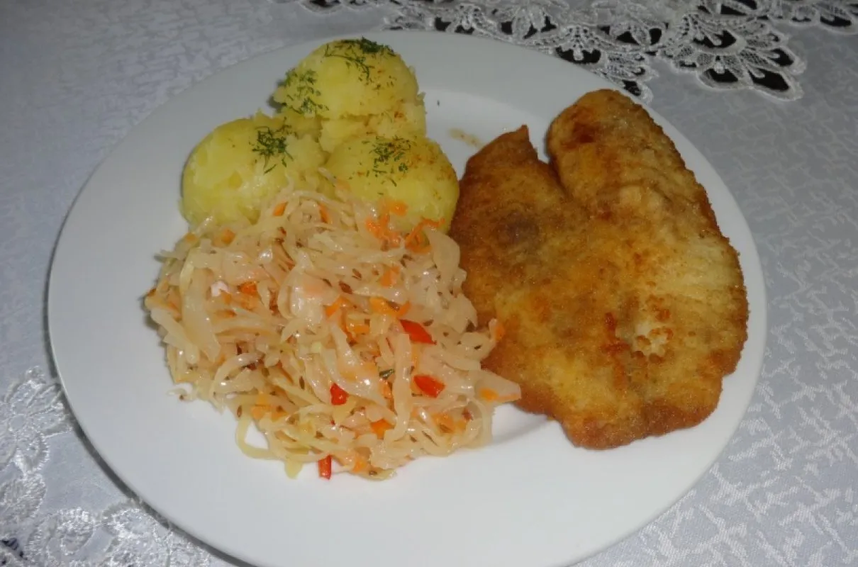 R&oacute;żne rodzaje ziemniak&oacute;w podanych do ryby