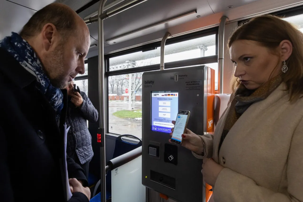 Osoba szukająca bilet&oacute;w autokarowych online na komputerze