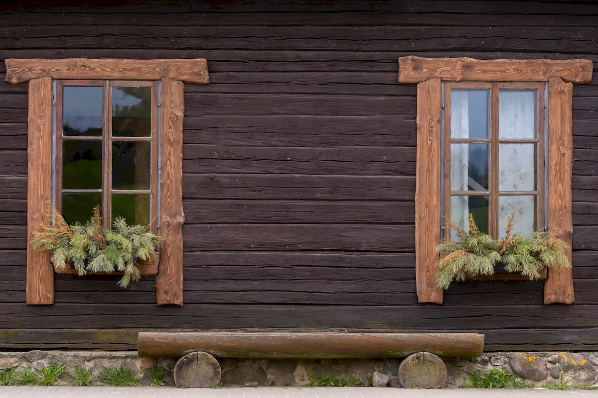 porównanie elewacji drewnianej kompozytowej i włóknocementowej