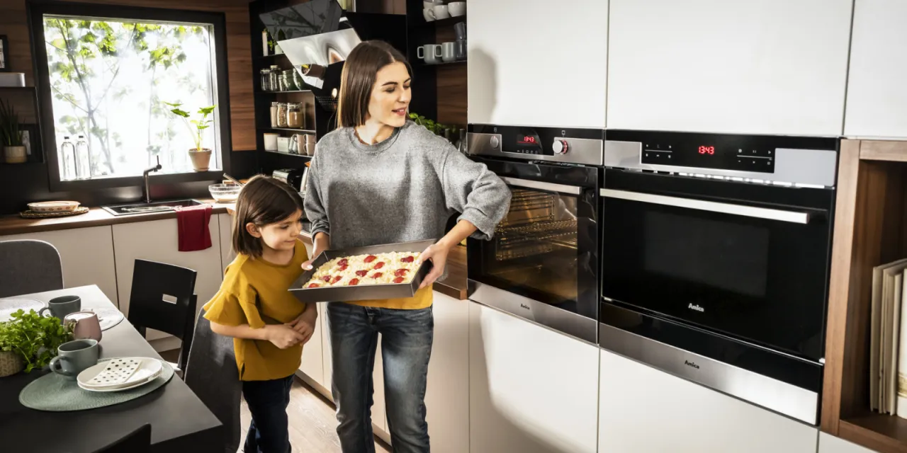 Piekarnik z otwartymi drzwiczkami i unoszącą się parą, zapach amoniaku