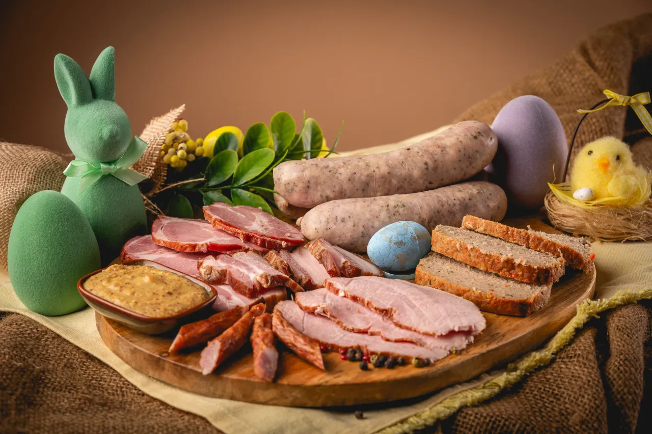 Wielkanocne pieczone mięsa i domowe wędliny