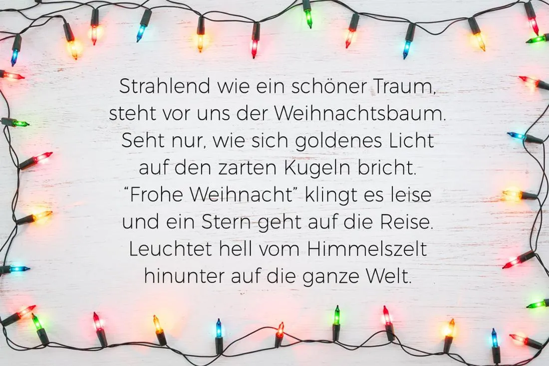 Kinder tragen Weihnachtsgedichte vor