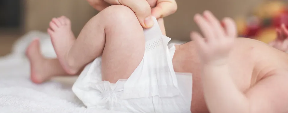 pobieranie kału u niemowlaka pieluszka