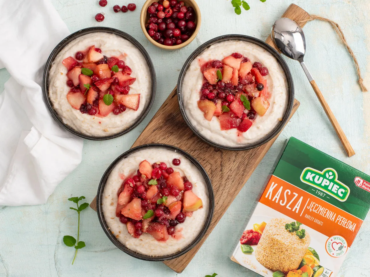 Pudding z kaszy jęczmiennej owoce