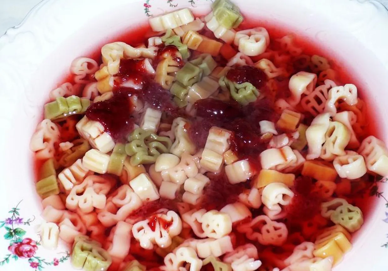Zupa owocowa z makaronem na talerzu, tradycyjna wersja, wspomnienia dzieciństwa
