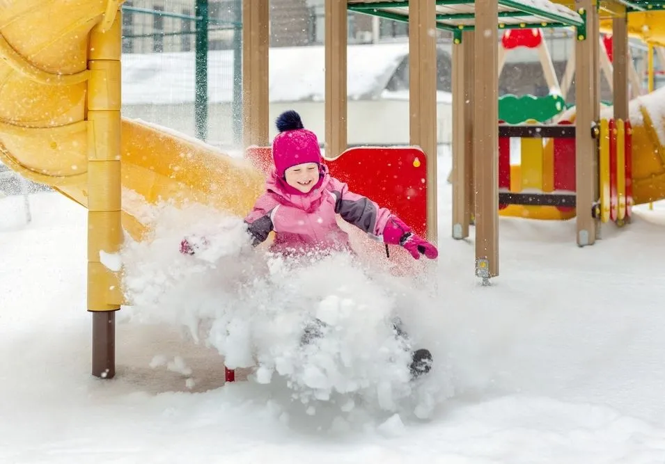 dzieci na placu zabaw zimą lub wczesną wiosną