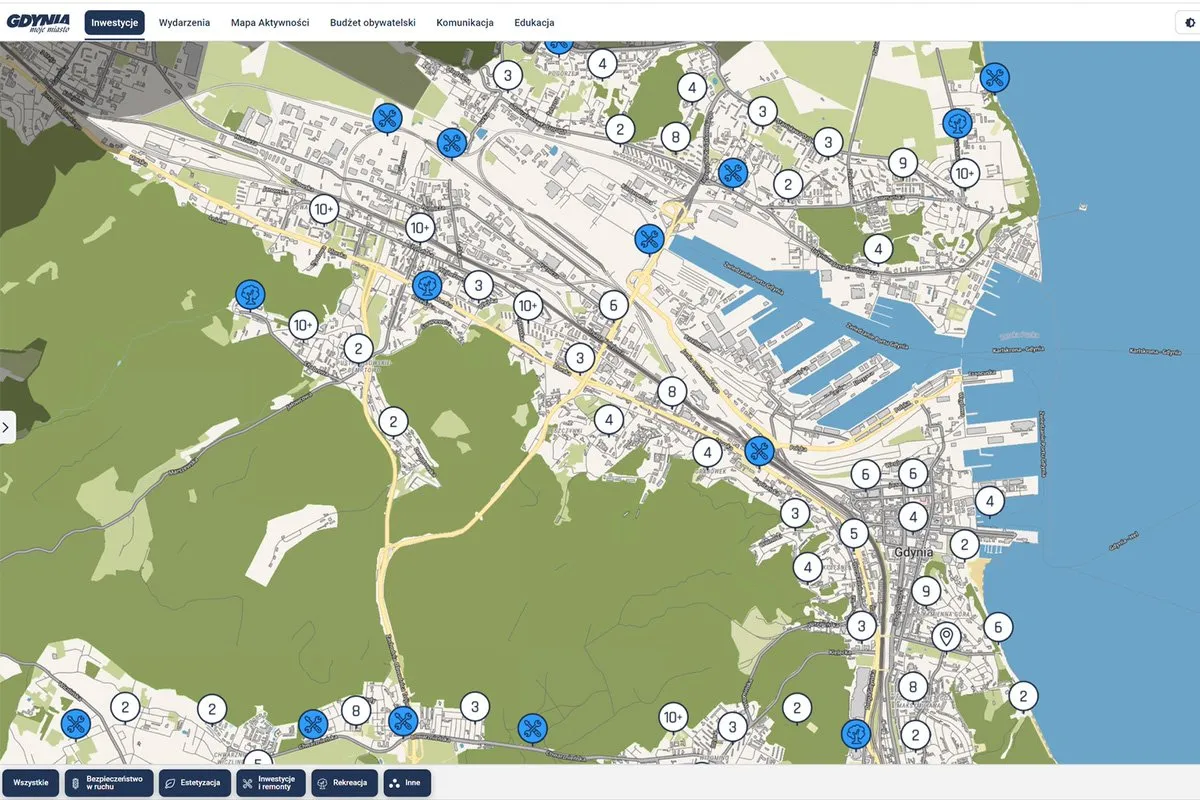 Mapa Gdyni z zaznaczonymi punktami inwestycji, zieleni i innych projekt&oacute;w. Widoczna trasa Gdynia i ikony symbolizujące r&oacute;żne kategorie.