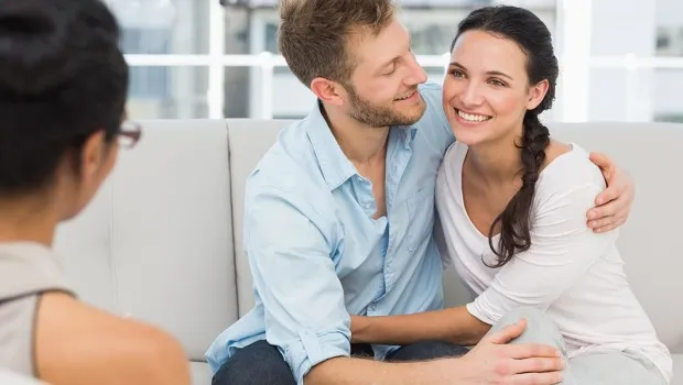 para narzeczonych na spotkaniu w poradni rodzinnej