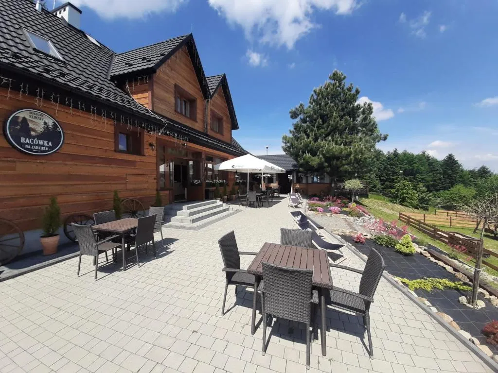 Bac&oacute;wka na Zadzielu widok z zewnątrz, panorama Tatr