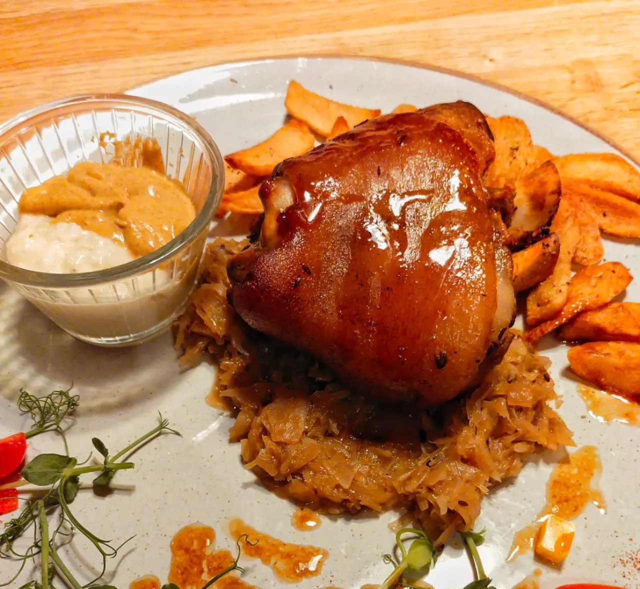 golonka z kapustą i ziemniakami