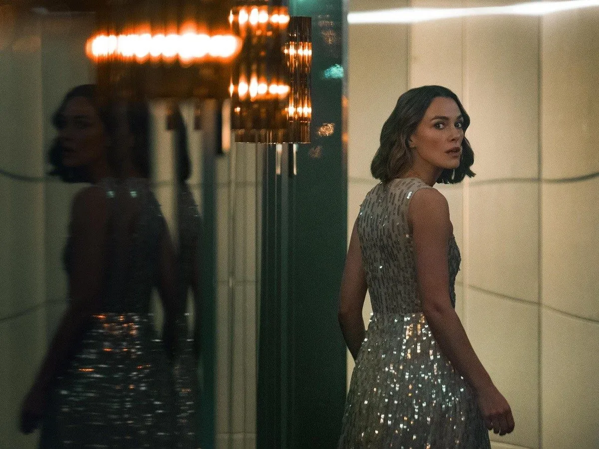 kobieta patrzy na stare zdjęcie, tajemnica, thriller