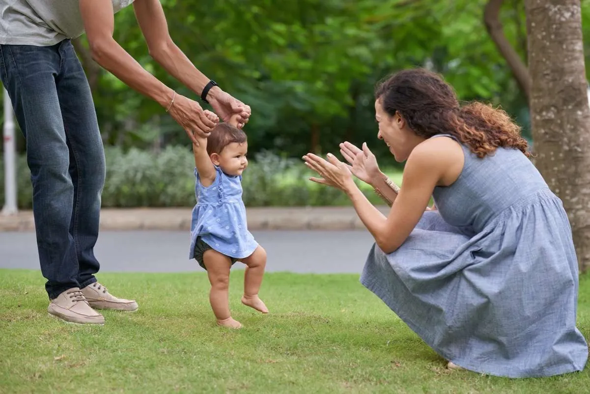 dziecko chodzi boso pierwsze kroki