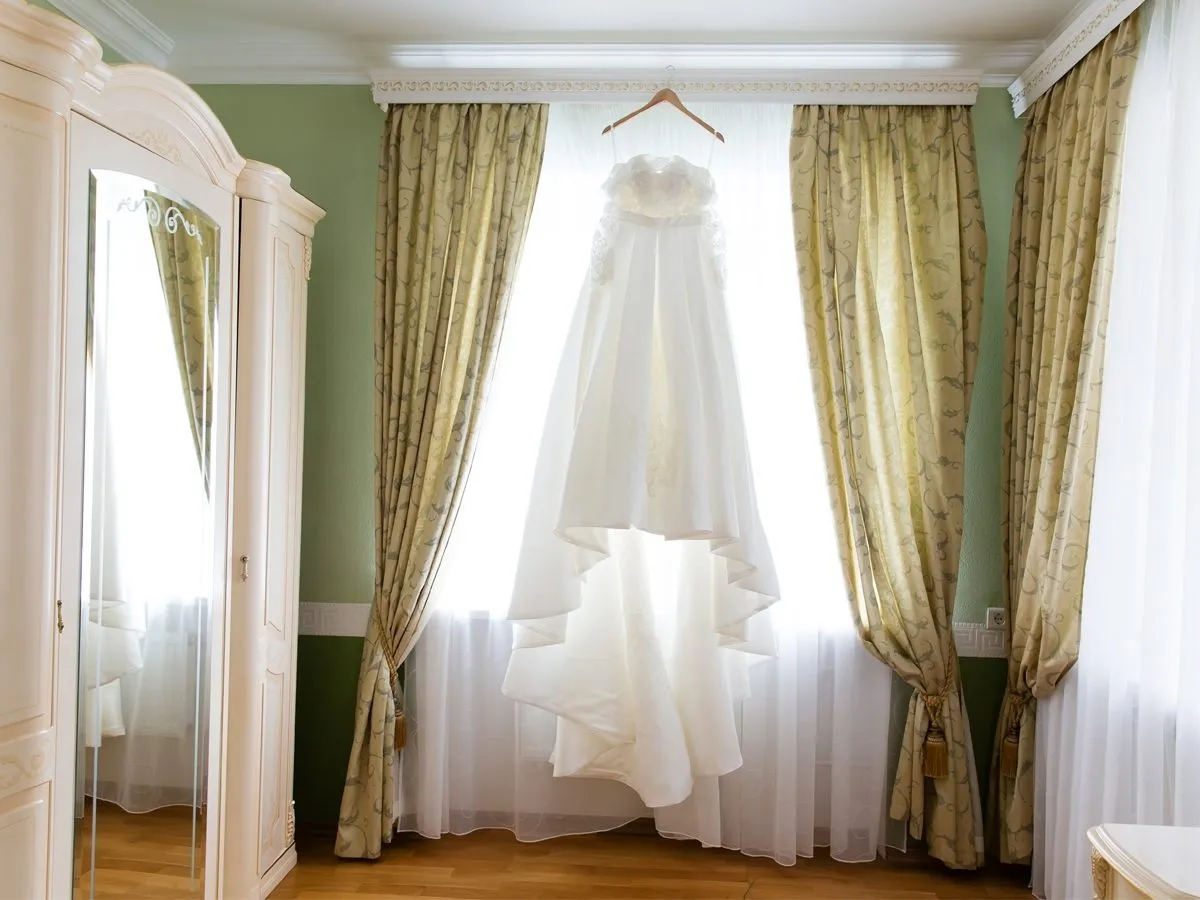 przechowywanie sukni ślubnej w pokrowcu