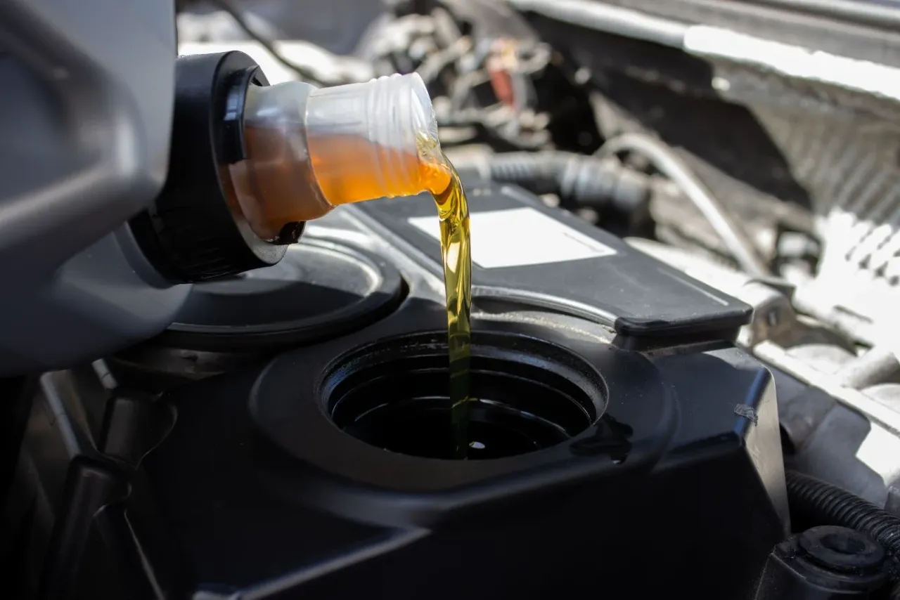 Silnik samochodowy z widocznym olejem