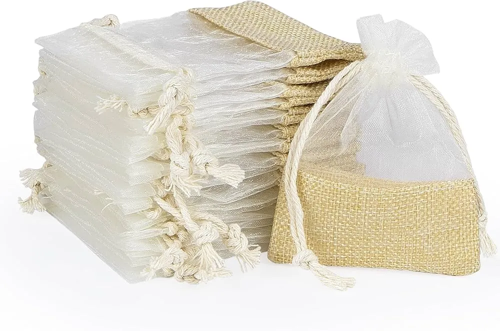 Zamknięcie torebki prezentowej suszonymi kwiatami i sznurkiem