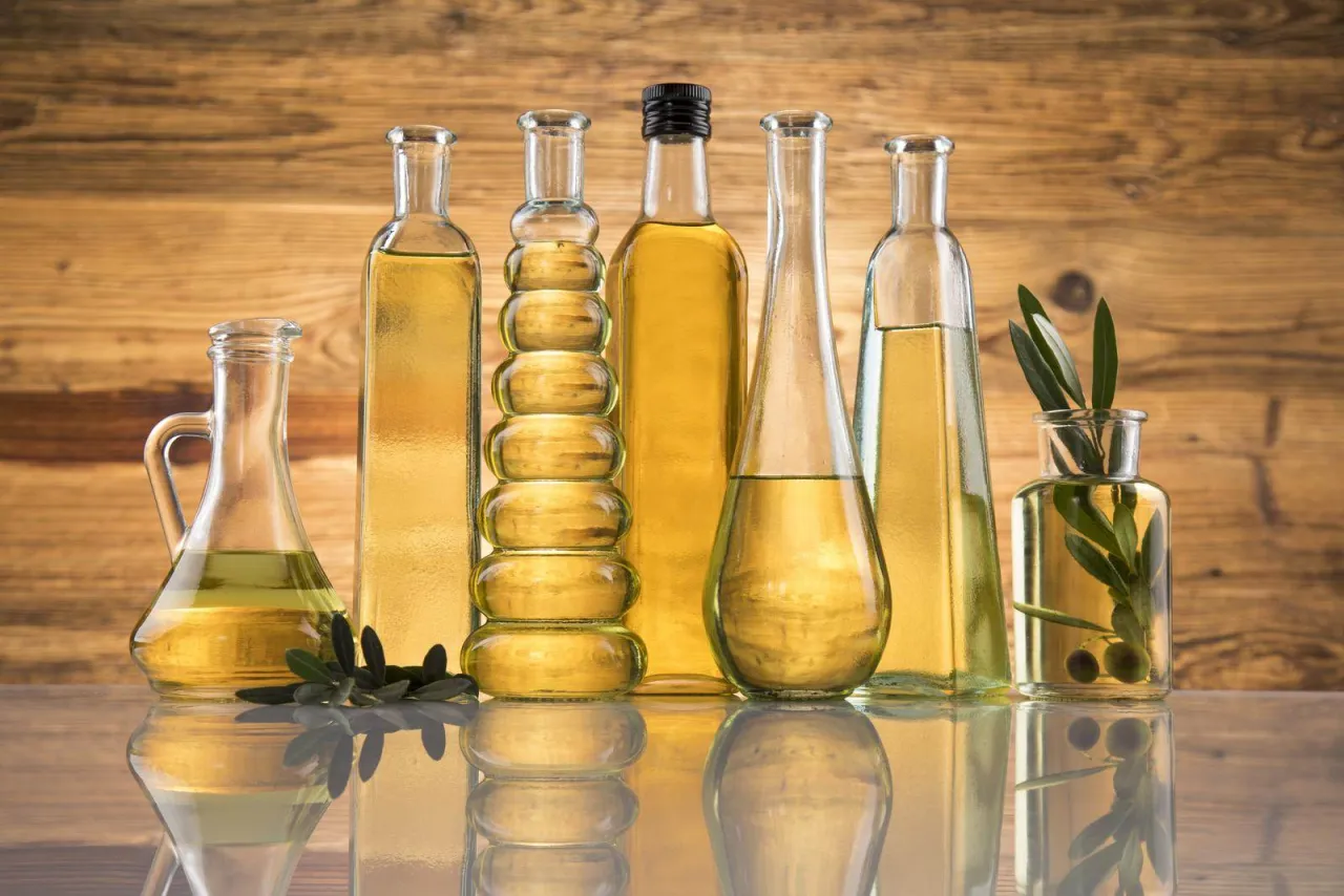 Różne rodzaje olejów roślinnych w butelkach