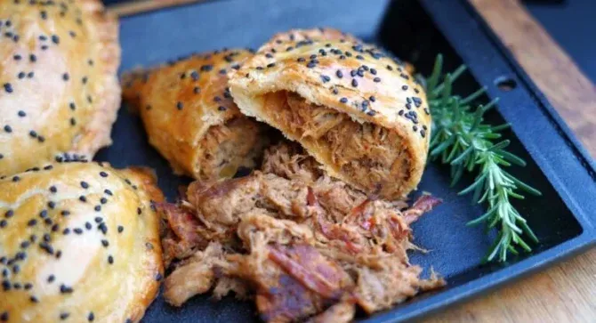 r&oacute;żne dania z szarpaną wieprzowiną