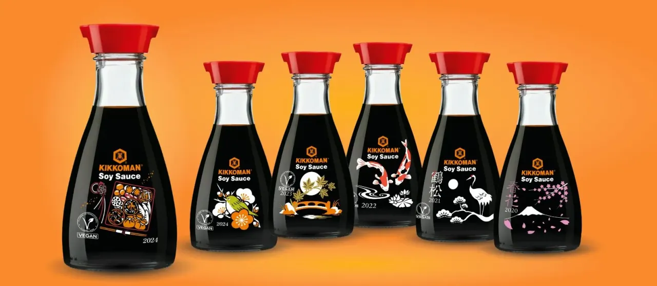 r&oacute;żne rodzaje sosu sojowego butelki