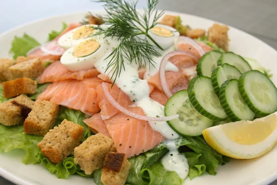 szybkie sałatki do łososia
