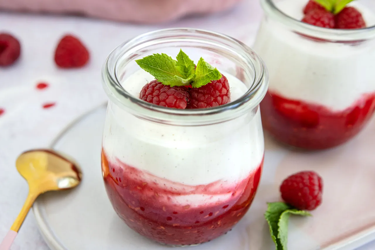 Joghurt Himbeer Dessert im Glas geschichtet