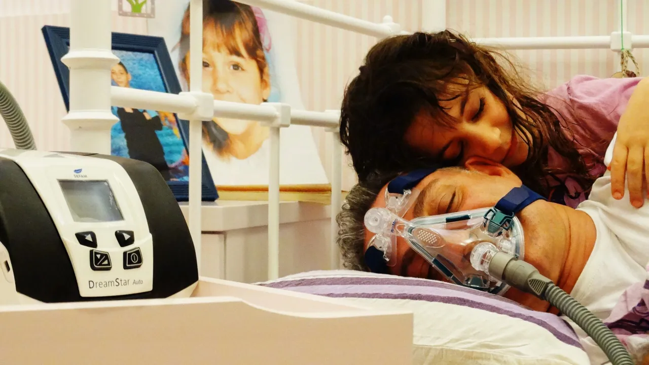 Osoba śpiąca, głośno chrapiąca, zaniepokojony partner