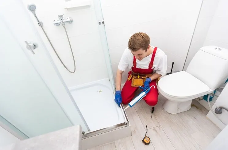 silikonowanie kabiny profilowej vs bezramowej, gdzie silikonować prysznic