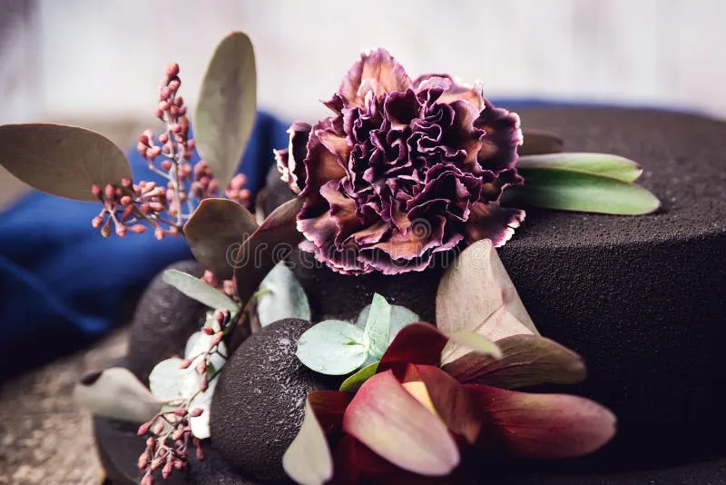 eleganckie ciasto czekoladowe z jadalnymi kwiatami