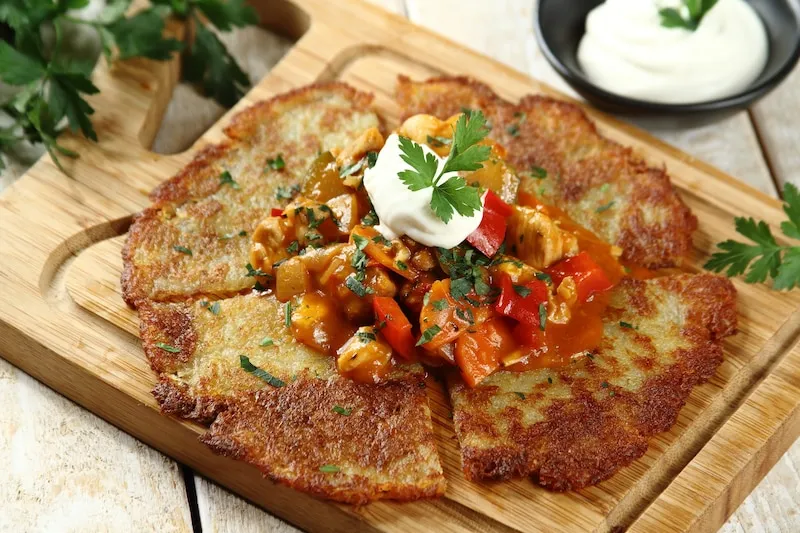 gulasz strogonow z wieprzowiny z plackami ziemniaczanymi