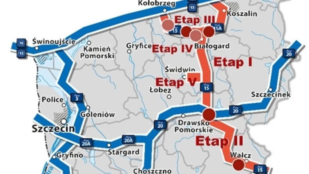 Mapa drogowa z zaznaczonymi etapami budowy. Pokazuje trasę od Szczecina przez Koszalin do Kołobrzegu, pomagając oszacować, ile kilometrów jest z Koszalina do Kołobrzegu.