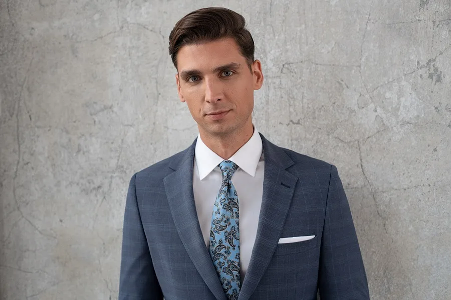 Mężczyzna w eleganckiej koszuli z długim rękawem na weselu