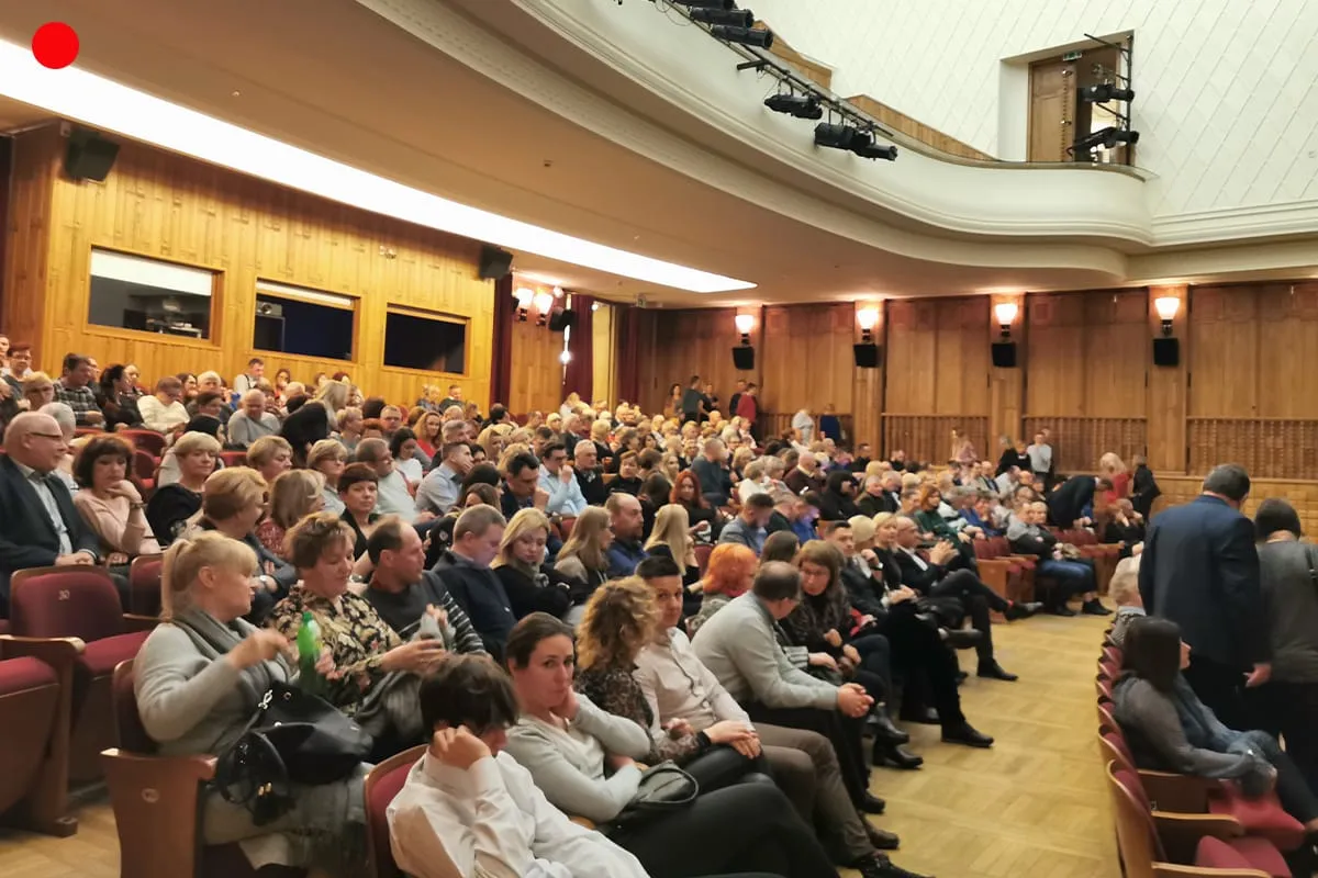 Czego nie ubierać do teatru