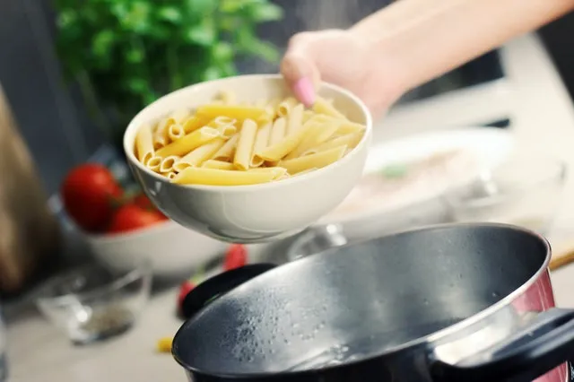 Zdjęcie Ile czasu gotować makaron penne? Sprawdź, jak uniknąć rozgotowania!