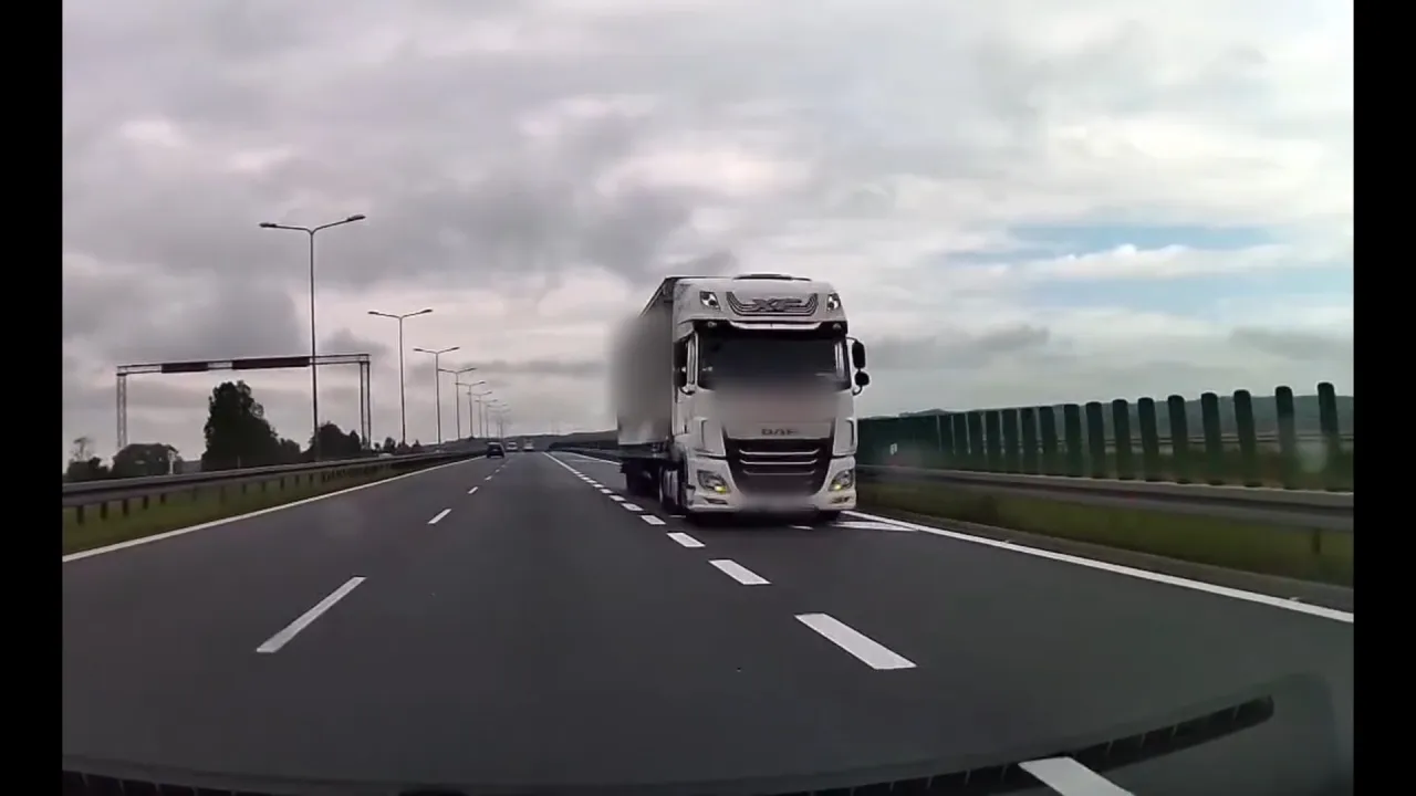 Ciężarówka na drodze ekspresowej