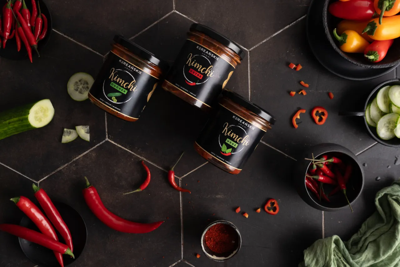r&oacute;żne rodzaje kimchi w słoikach w sklepie
